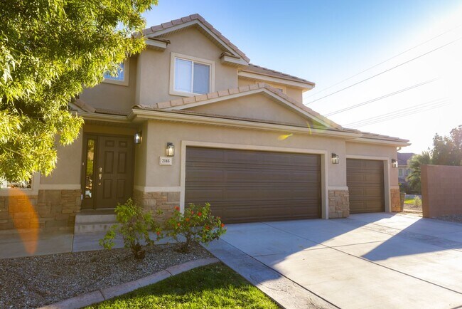 Building Photo - Darling home in desirable Little Valley with a PRIVATE POOL!