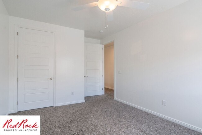 Building Photo - 3 Bedroom, 2.5 Bathroom Townhome in Ivins City