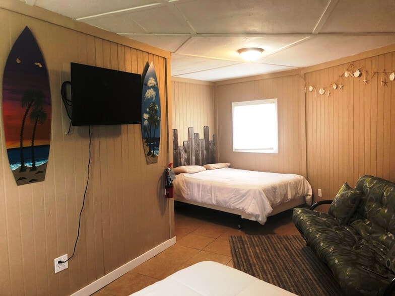 Building Photo - 1923 Eleventh Street-SI ID1023219P