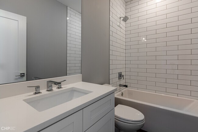 Building Photo - 562 W 18th St