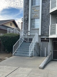 Building Photo - 623 E Tujunga Ave