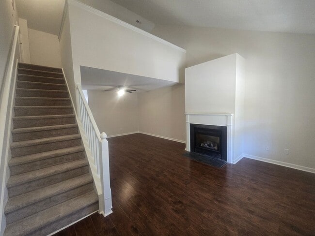 Building Photo - Super Cute Renovated End-Unit Loft Townhome in Arbor Creek!
