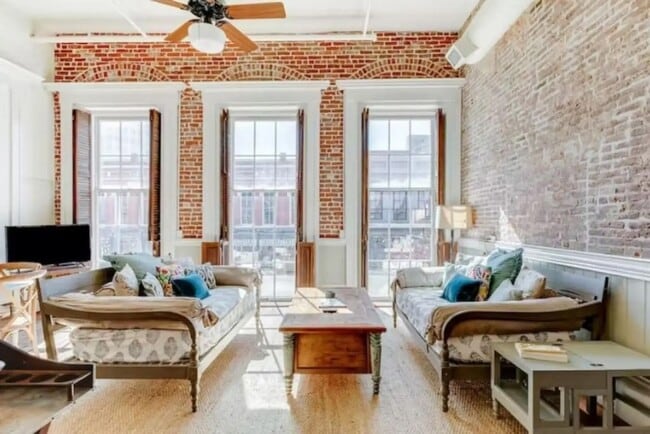 Building Photo - 2010 The Strand