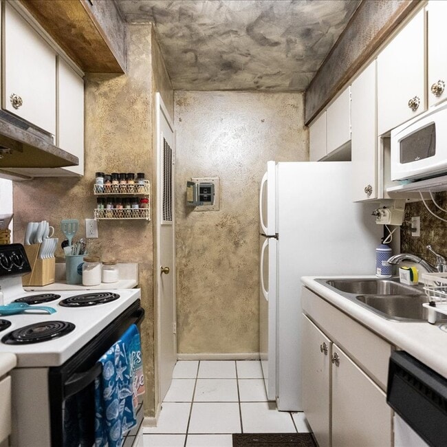 Building Photo - 6136 Hidden Cove