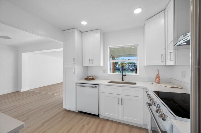 Building Photo - 7930 Causeway Blvd S