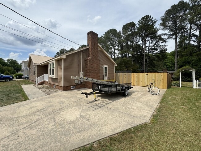 Building Photo - 4810 Lakeview Rd