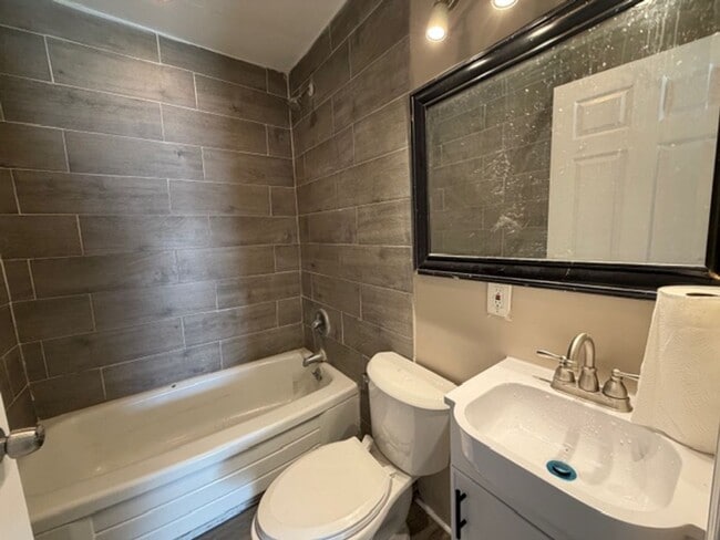 Building Photo - Lovely 3 Bedroom / 1 Bath for Rent - Section 8 Welcome