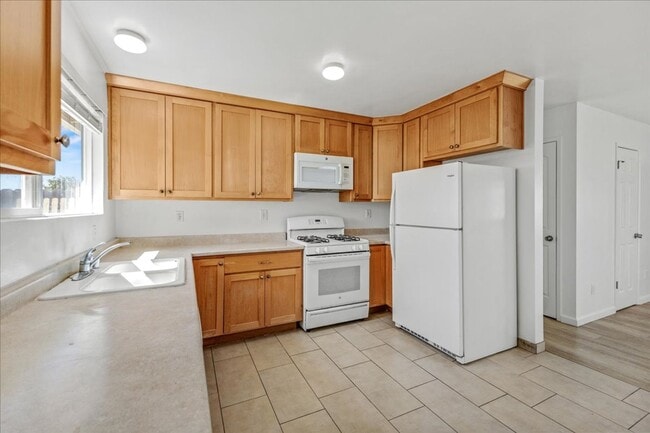 Building Photo - Upper Seaside four bedroom and two bath