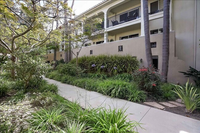 Building Photo - 438 Por La Mar Cir