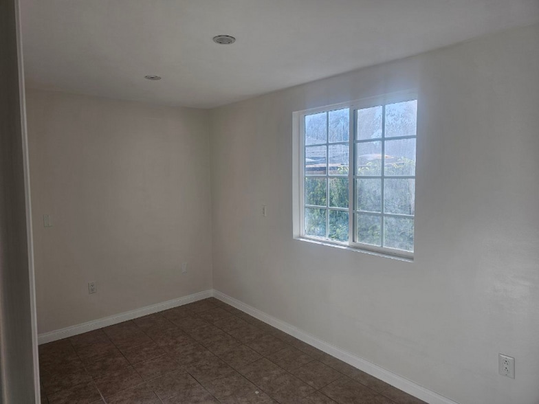 Building Photo - 1042 Hollister St