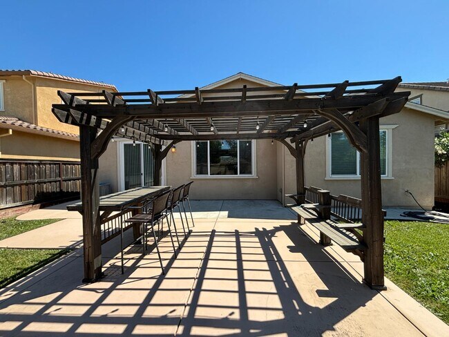 Building Photo - 402 Crimson Cir