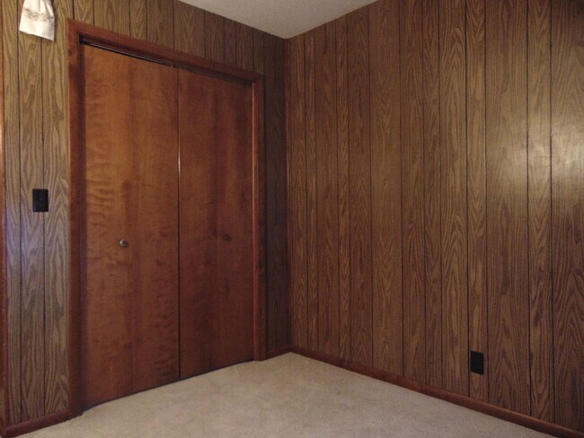 Building Photo - Fayette Family Farm House!