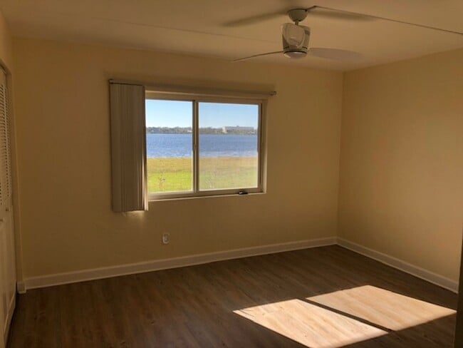 Building Photo - 2 bedroom 2 bath Direct river front.