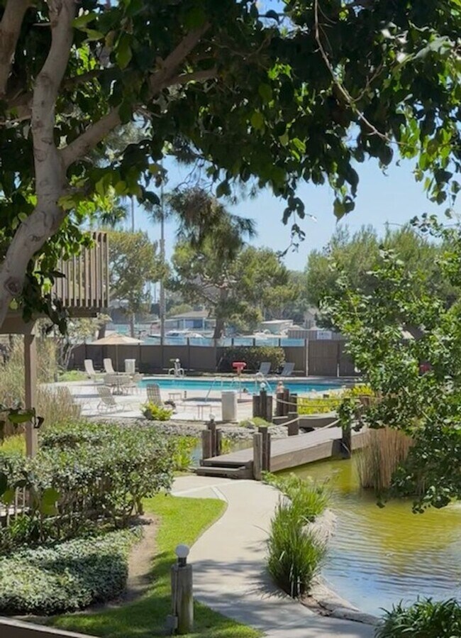 Building Photo - 7334 Marina Pacifica Dr N
