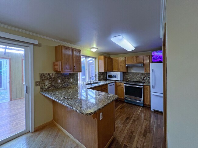 Building Photo - NE Tacoma - Large 3 bedroom 2.5 bathroom w...