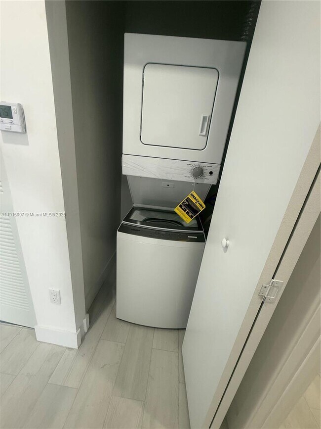 Building Photo - 909 E 24th St