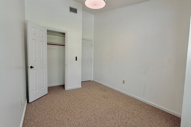 Building Photo - AVAILABLE END OF AUGUST 2026! (No pets preferred)