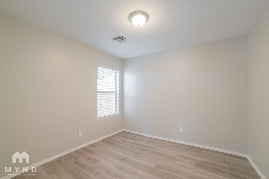 Building Photo - 2236 S 82nd Ln