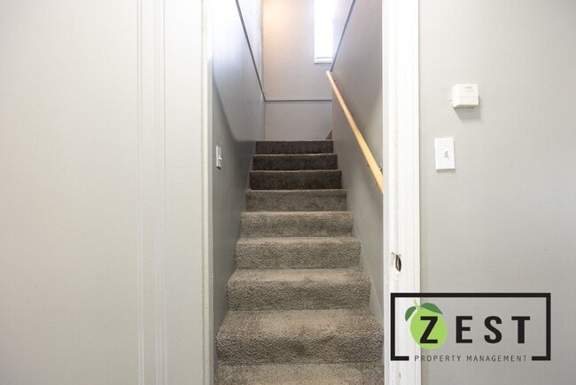 Building Photo - 3 Bed Bungalow only 1250/mo! Available for...