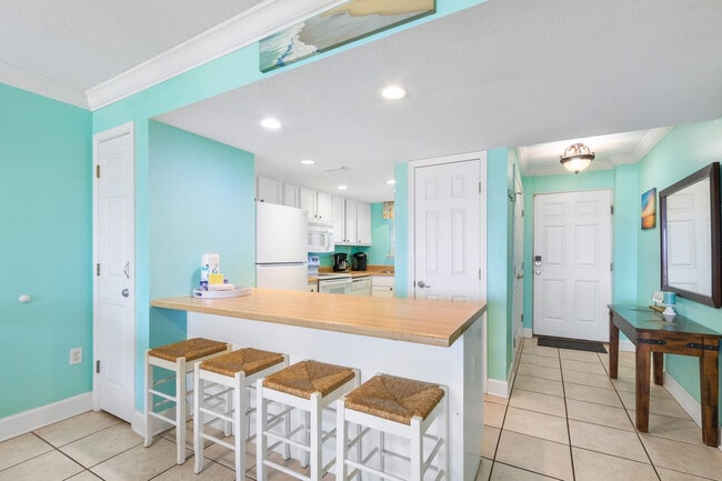 Building Photo - 615 W Beach Blvd