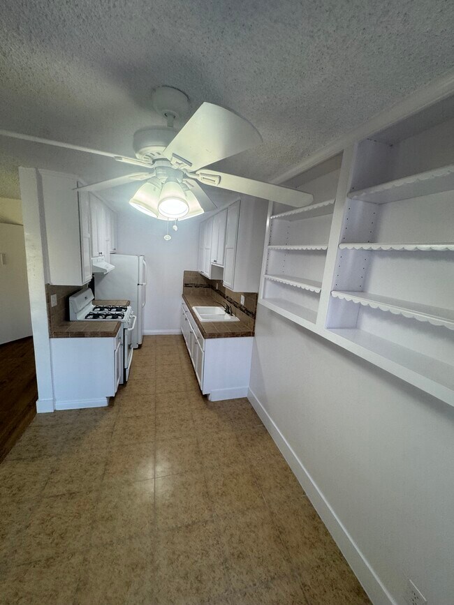 Building Photo - 1810 N Bronson Ave