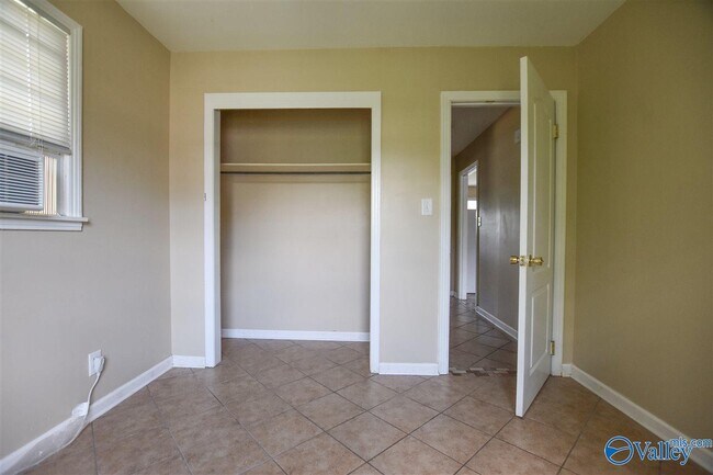 Building Photo - 1512 Oakwood Ave NE