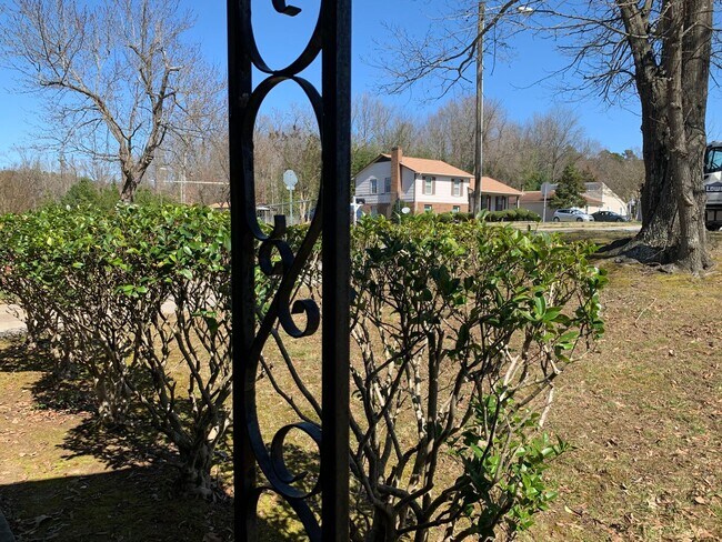 Building Photo - SW Large Brick Home, Updated Kitchen & Bathrooms, Wood Like Flooring, Fenced Yard!