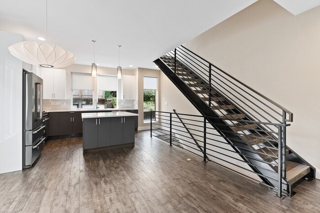 Building Photo - ULTRA-MODERN Townhome w/AC and Views in th...