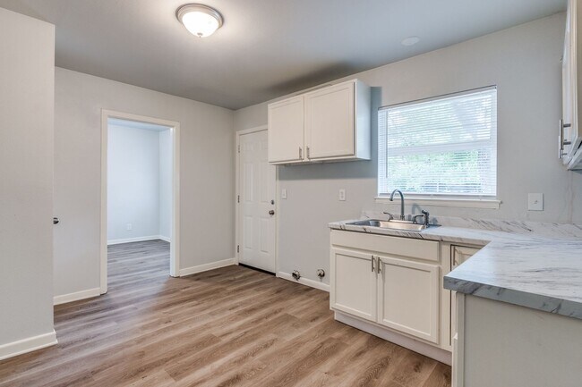 Building Photo - Newly Renovated 3 Bedroom Home