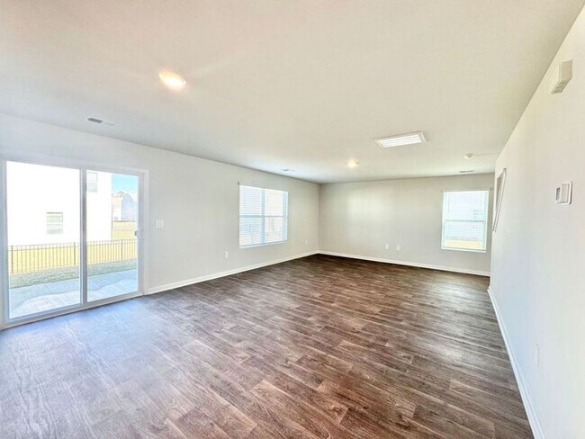 Building Photo - **$1000 off first months rent with acceptable credit and application**Available NOW!! 4 bedroom 2...