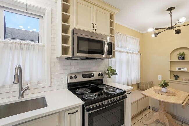 Building Photo - 2695 Bellwood Ave