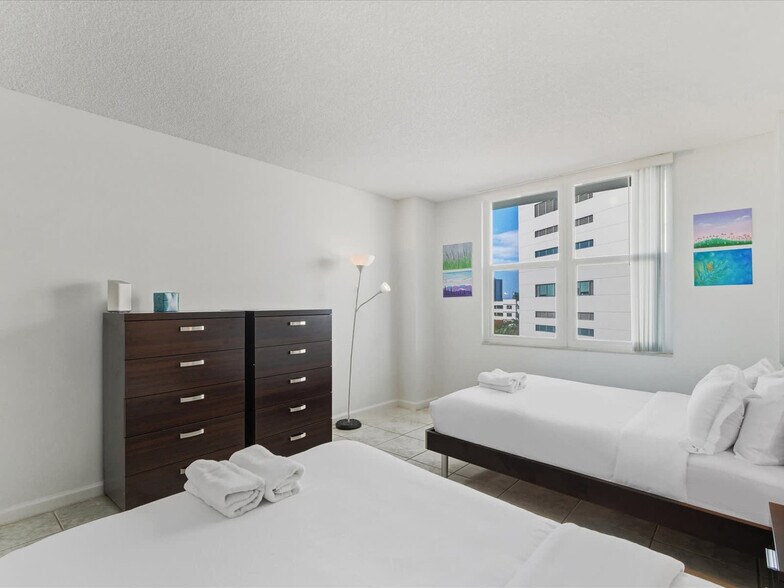 Building Photo - 3725 S Ocean Dr