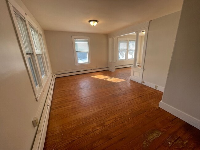Building Photo - 2BR/1BA, WD Hookups, Parking!
