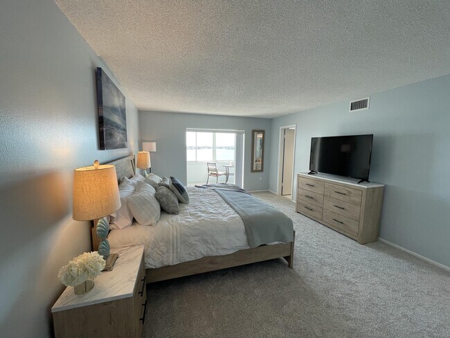 Building Photo - 4750 Cove Cir