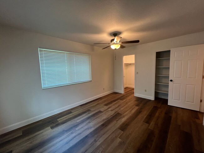 Building Photo - NEWLY 2/1.5 UPDATED Clearwater townhome/condo