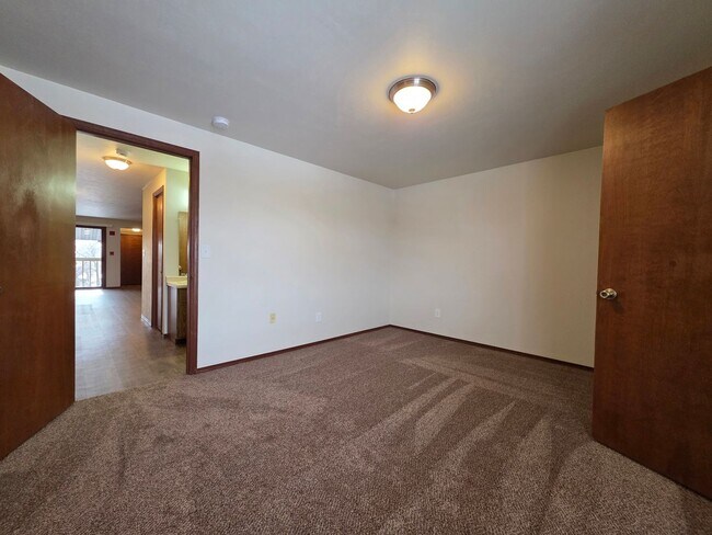 Building Photo - Spacious 1 Bedroom 1 Bath Upper Apartment