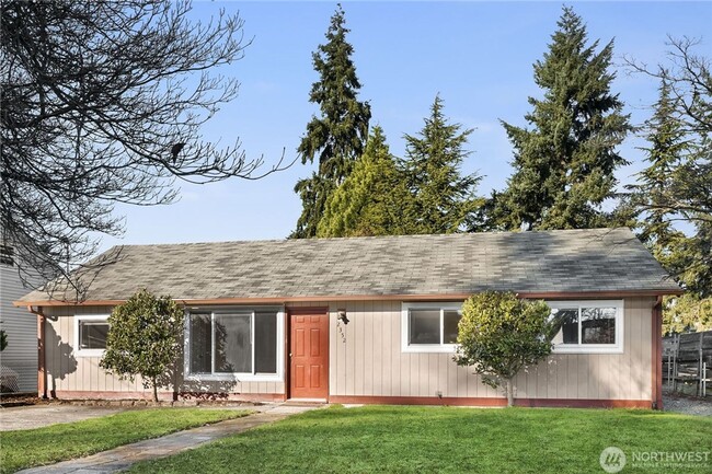 Primary Photo - 5Bd/2Ba Shoreline House