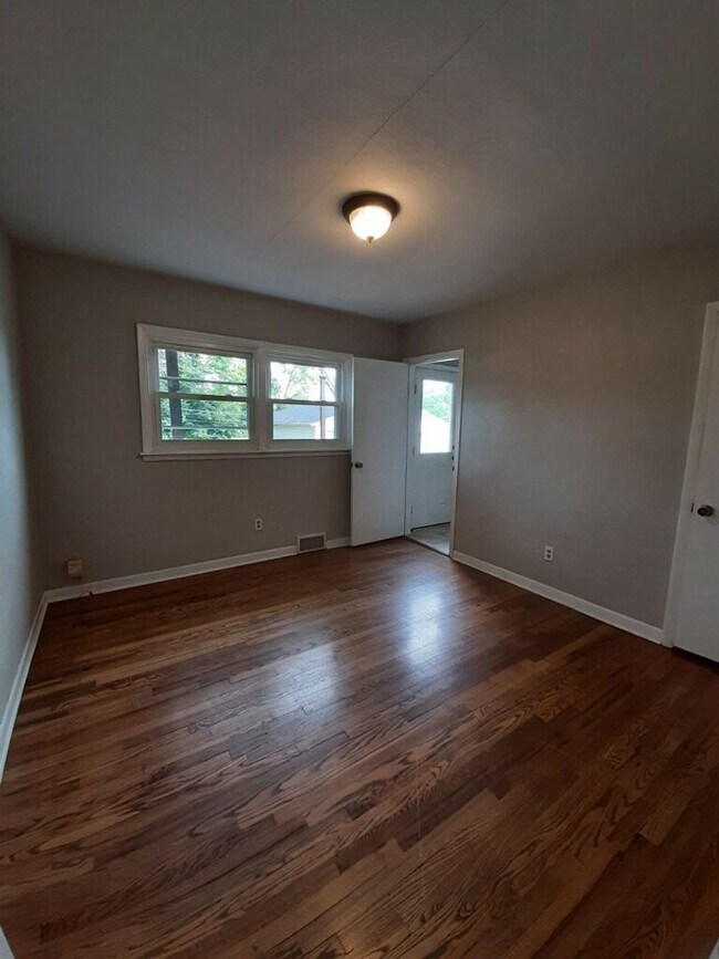 Building Photo - 3 bed 2 bath, 2 car garage Bettendorf Home!