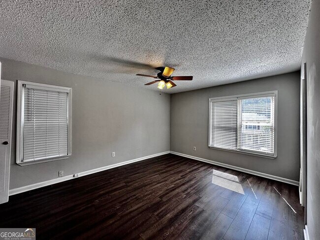 Building Photo - 1060 Falling Water Dr