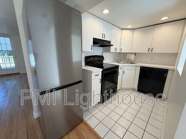 Building Photo - 15 Amys Ct