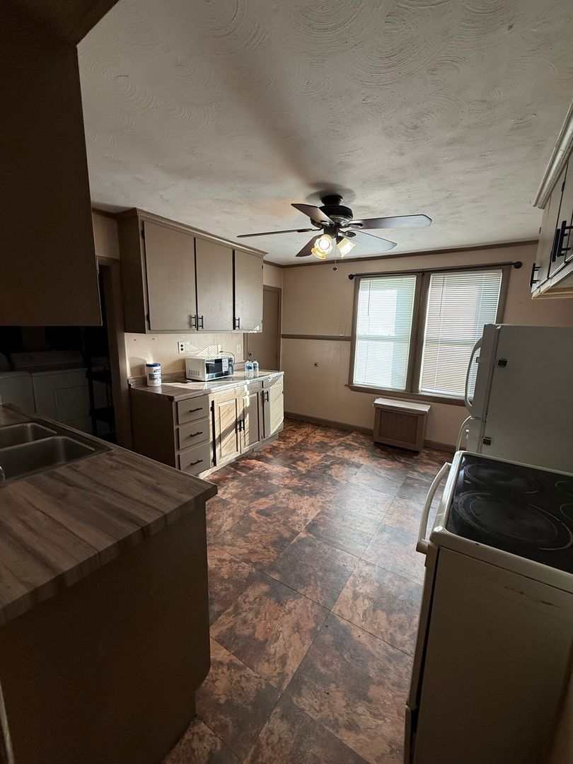 Building Photo - 621 Springfield St