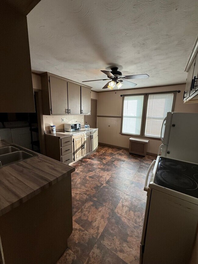 Building Photo - Spacious 3 bedroom 1 bathroom