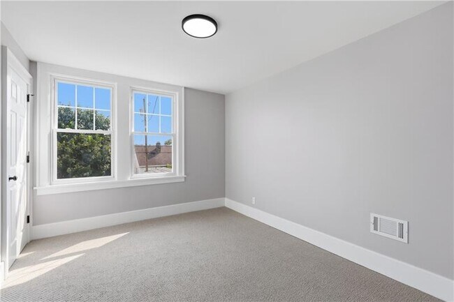 Building Photo - 297 Grandview Way