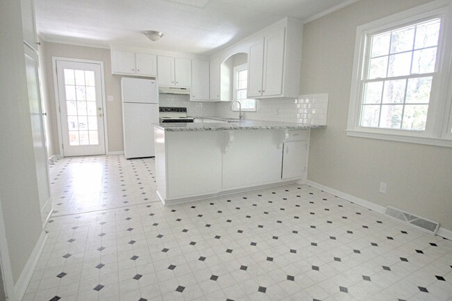 Building Photo - Super Southwest Durham home with fenced in...