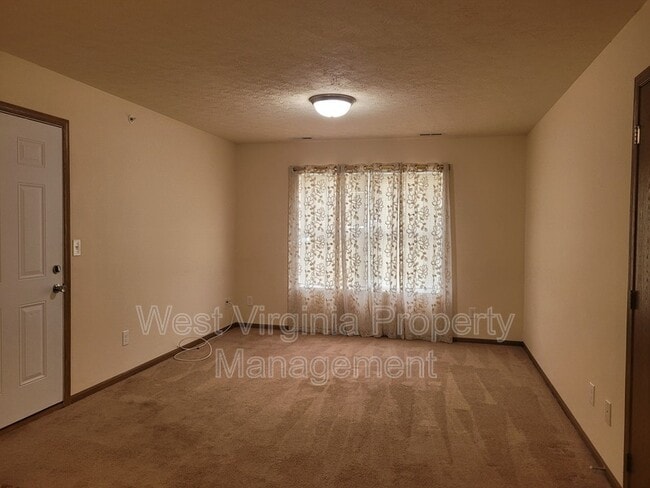 Building Photo - 210 Cardinal Wy