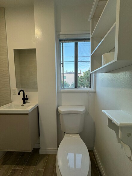 Building Photo - 3740 S Bentley Ave