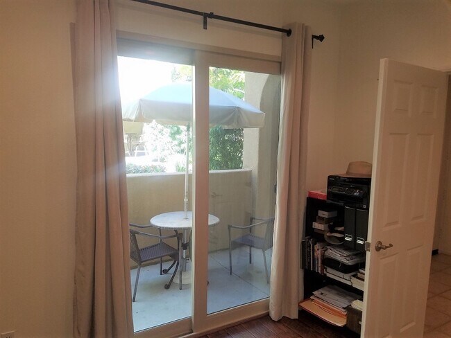 Building Photo - 2 Bedroom with an office!!