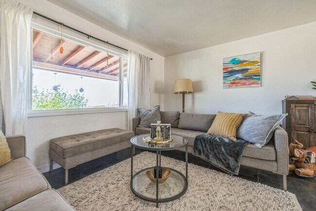 Building Photo - 3 Bedroom 1.5 Bath Modern Farmhouse near JT National Park * MOVE IN SPECIAL*