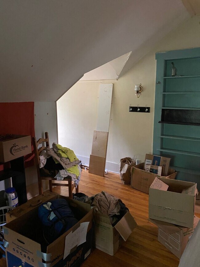 Building Photo - Available 6/1/26 Spacious 2nd/3rd Floor Du...