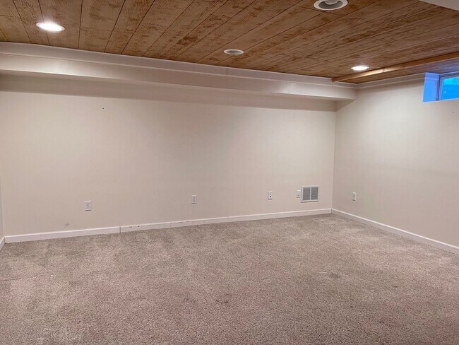 Building Photo - East Grand Rapids schools! 4 Bedroom Home